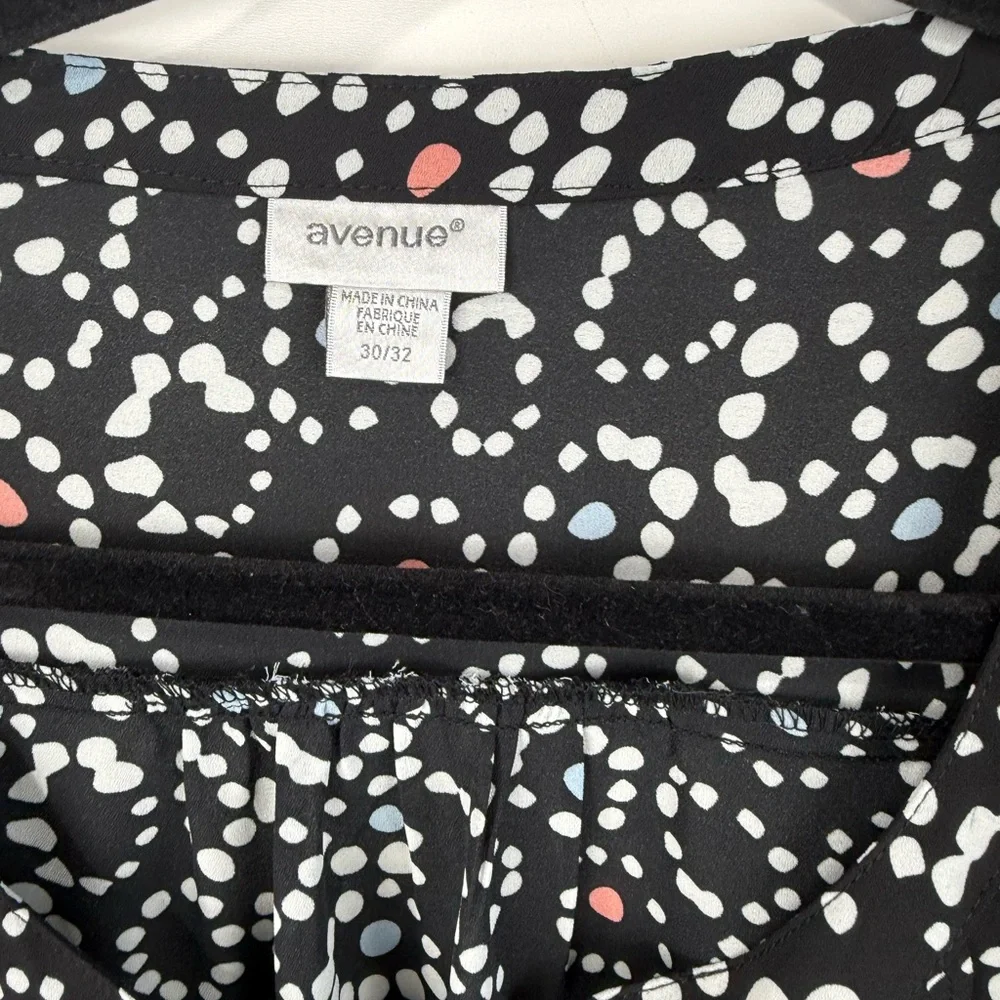 Avenue womens plus size Black & white dot dressy tunic blouse.  Size 30/32 - Picture 6 of 6